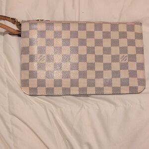 Designer-style Cream Checkered Wristlet Clutch